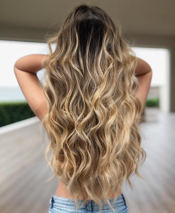 30-wavy-hairstyle-with-golden-blonde-highlights